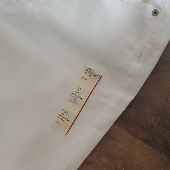 NWT Universal Thread Size 10 White Flare Jeans - Picture 3 of 7